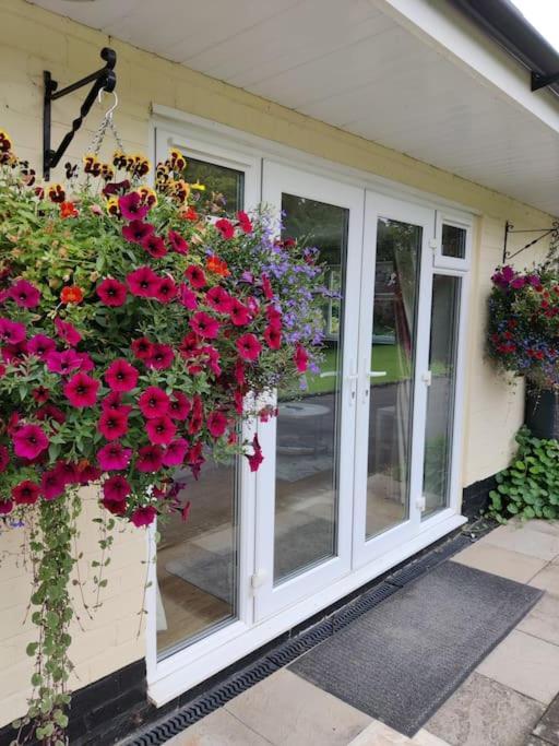 The Nook Located In A Beautiful Garden Setting With Parking Villa Stratford-upon-Avon Exterior photo